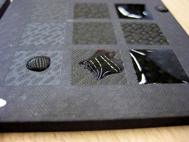 Einstellung von Oberflächeneigenschaften	Selektiver Materialabtrag verändert die Oberflächeneigenschaften von Bauteilen aus Faserverbundkunststoffen. So ist die Herstellung hydrophober und hydrophiler Oberflächen möglich. (Bild: Trumpf)
