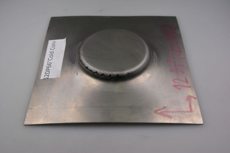 Hochfeste Stähle lassen sich im kalten Zustand nur schlecht umformen, es kommt zur Rissbildung. (Bild: TU Chemnitz/IWP)