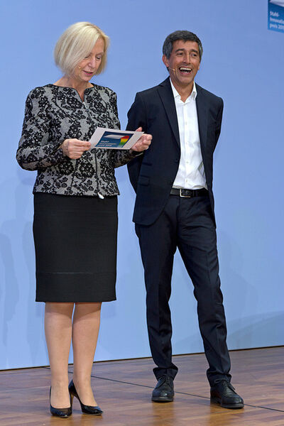 Moderator Ranga Yogeshwar und Schirmherrin und Bundesministerin für Bildung und Forschung, Prof. Dr. Johanna Wanka, führten durch das Programm. (Foto: Wirtschaftsvereinigung Stahl)