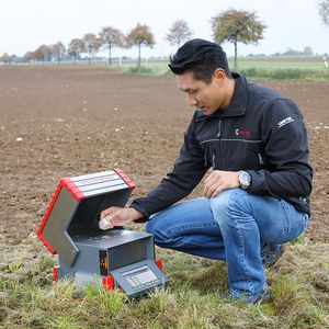 Mit seinem Gewicht von 12 kg ist das Spectroscout für Röntgenfluoreszenz-Analysen im Feld geeignet.