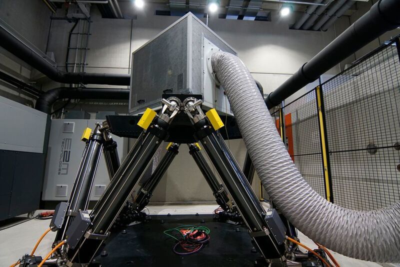 Der neue 3D-Bewegungssimulator inkl. angeschlossener Klimakammer steht ab sofort am kunststoffcampus bayern in Weißenburg für industrienahe Forschungs- und Entwicklungsprojekte zur Verfügung. (Landratsamt Weißenburg-Gunzenhausen)