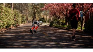 Damit Cassie wird beim Laufen nicht umfällt, wird sein "Körper" permanent dynamisch ausbalanciert. (Oregon State University)