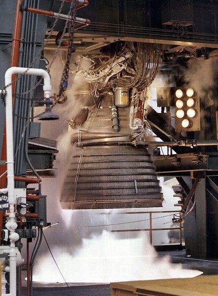 Le moteur J-2 propulsait le premier et le second étage de Saturn V.  Equipé d'une poussée vectorielle sur 2 axes pilotés hydrauliquement avec une course de +/-6 degrés, il génère une poussée de 1033 KN avec une impulsion spécifique de 412 secondes et une vitesse d'éjection des gaz de 4130 m/s. Il a été développé par la société Rocketdyne. (Image: NASA)