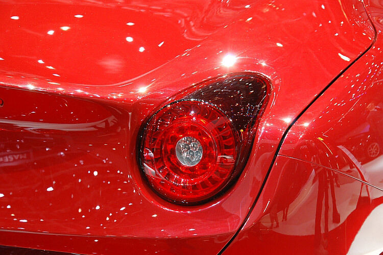 Im Vergleich zum überkandidelten Design mancher Konkurrenten gibt sich Ferrari wohltuend elegant. (Foto: Rosenow)