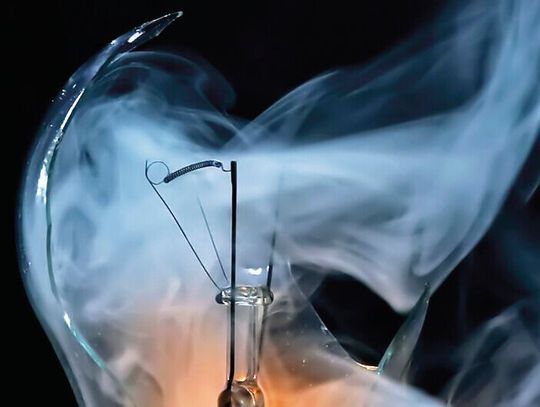 In der deutschen Elektro- und Digitalisierungsbranche steigt die Spannung – aber leider nicht wegen positiver Entwicklungen, wie der ZVEI berichtet. Die Erwartungen für die Produktion wurden jetzt deutlich zurückgeschraubt. Hoffentlich gehen die Lampen nicht bald ganz aus ...(Bild:  D. Katzenberger)