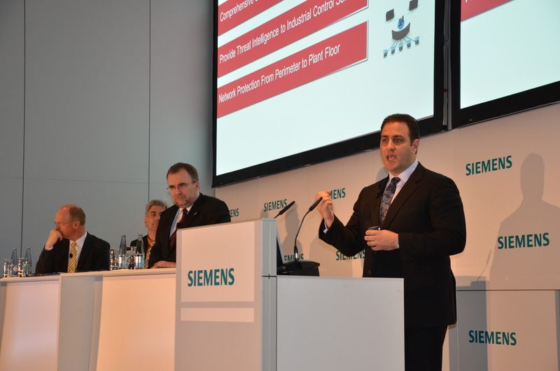 Siegfried Russwurm, Mitglied des Siemens-Vorstandes und CEO des Sektors Industry (links) und  Michael Fey, weltweiter Chief Technology Officer bei McAfee gaben anlässlich einer Pressekonferenz auf der Hannover-Messe eine Kooperation beider Unternehmen bekannt. (Bild: Jablonski)