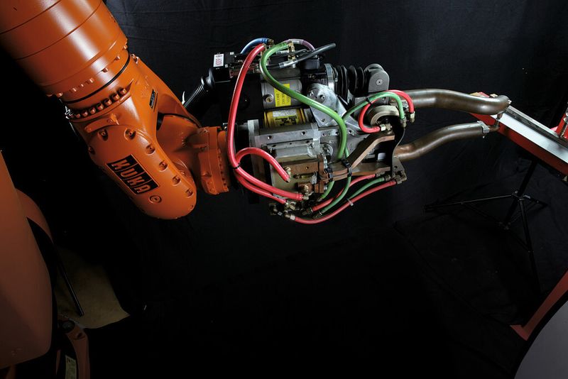 Beim robotergeführten Widerstandspunktschweißen Robospin erfolgt synchron zum Schweißprozess eine Drehung der Schweißzange um die Elektrodenachse. (Bild: Kuka Systems)