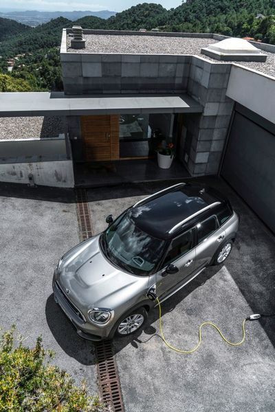 Im Modus MAX eDRIVE wird das Fahrzeug mit bis zu 125 km/h allein vom Elektromotor angetrieben.  (Mini)