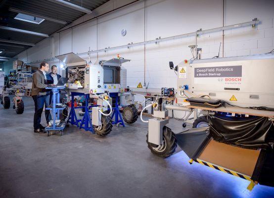 Agrarrobotik bei Bosch – neuer Helfer in der Pflanzenzucht: Die Zentrale Forschung und Vorausentwicklung von Bosch arbeitet unter anderem an dem neuen Agrarroboter Bonirob. Seine Sensoren erkennen verschiedene Pflanzen und machen unter anderem eine automatisierte
Unkrautbekämpfung möglich. Professor Amos Albert entwickelt das System zusammen mit seinen Kollegen in Renningen bei Stuttgart. (Bild: Bosch)