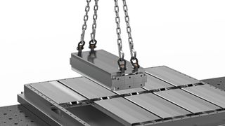 Ob Montage, Reparatur, Austausch, Demontage oder Recycling: Die Kugeltragbolzen von Halder eignen sich bestens, um die einzelnen Batteriemodule zu bewegen und zu transportieren.  (Bild: Erwin Halder KG)