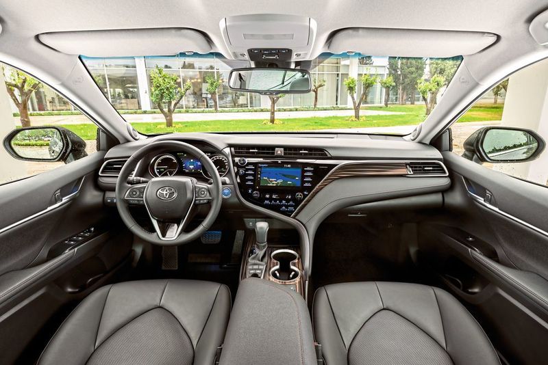 Auffallend im Innenraum: das klar fahrerorientierte Cockpit und die schlanke A-Säule. (Toyota)
