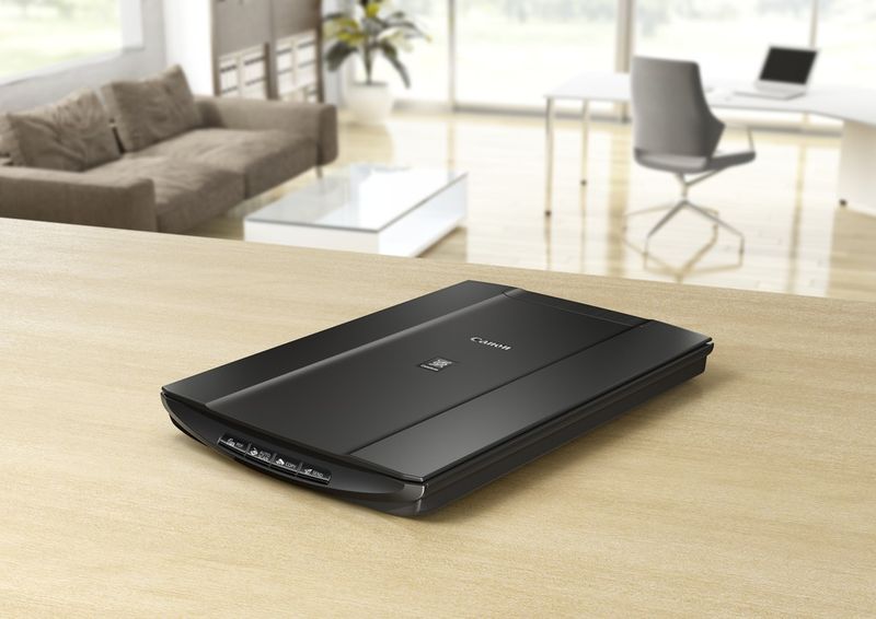 Die neuen Scanner von Canon können mit einem Send-Button Scans über den angeschlossenen PC direkt zu einem Cloud-Dient schicken. Der Lide 120 ist der kleinere der neuen Scanner. (Bild: Canon)