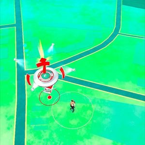 Basierend auf Google Maps können Spieler sich in Ihrer Umgebung bewegen und nach Pokemon suchen. Taucht ein solches auf kann es in einer AR-Sicht gefangen werden. In Arenen, wie hier auf dem Vogel Business Media Campus zu sehen, können Spieler gegeneinander antreten.