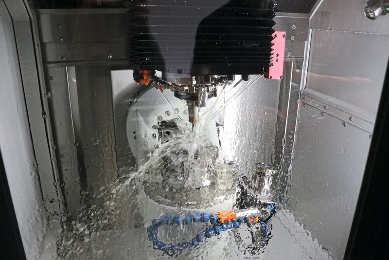 High-precision milling and grinding with oil on the Kern Micro HD achieves maximum accuracy in the tolerance range of up to 1.5 micrometers in the workpieces. (Image:Kern Mikrotechnik GmbH)