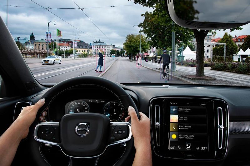 Der Innenraum des  XC40 ist stark an die großen SUV-Modelle angelehnt. (Volvo)