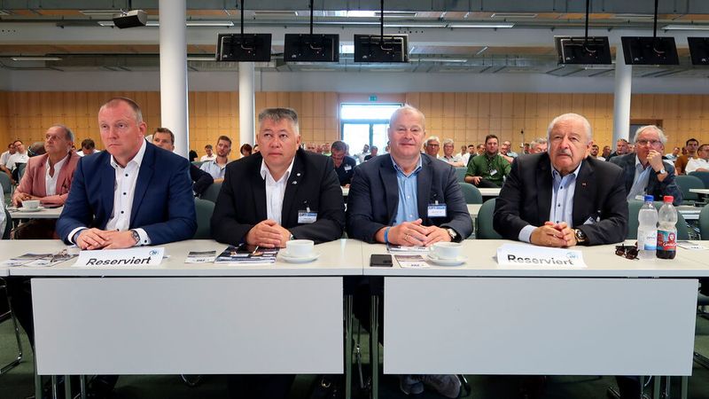 Lauschten gebannt den Vorträgen: (v. l.) Peter Börner (ZKF), Jeffrey Kilian (ZDK), Delef Peter Grün (ZDK) und Jürgen Karpinski (ZDK). (Bild: Peter Diehl- »F+K«)