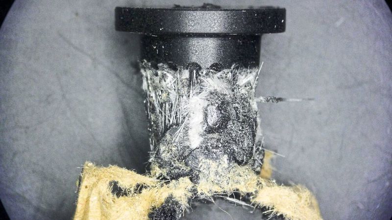 Die Variante Litewweight nach einem Auszugsversuch: Dieser belegt die hochfeste Verbindung zur Deckschicht und zur Kernstruktur des Sandwichmaterials. (KVT-Fastening)