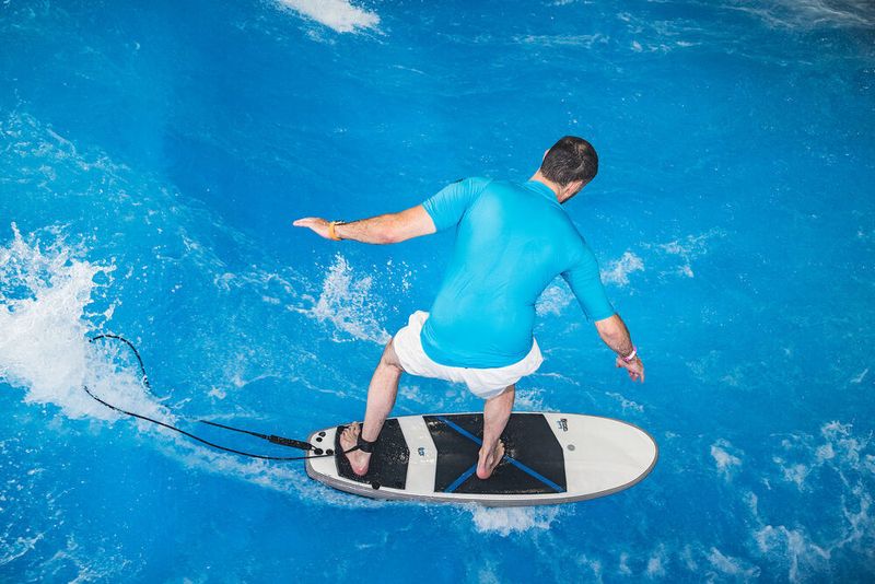 Hohe Wellen schlagen beim Indoor-Surfen: Raphael Maßbaum (C.H.T. Heinemann) (C4B)