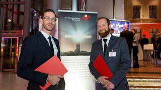 Dr. Rigo Peters und Dr. Lars Molter (v.l.) haben für ihre Entwicklung der Fausst-Technologie, mit der Faserverbundstoffe mit Stahl ohne mechansiche Sicherung gefügt werden können, den Otto-von-Guericke-Preis erhalten. (AiF)