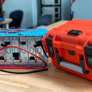 Das Konzept fokussiert sich auf einen regenerativen Kreislauf: Mittels Photovoltaik wird Strom erzeugt, der in mobilen, tragbaren Lithium-Batterien gespeichert wird, die die Bewohner vor Ort als individuelle Stromquelle nutzen können. (Bild:  Fraunhofer HHI)