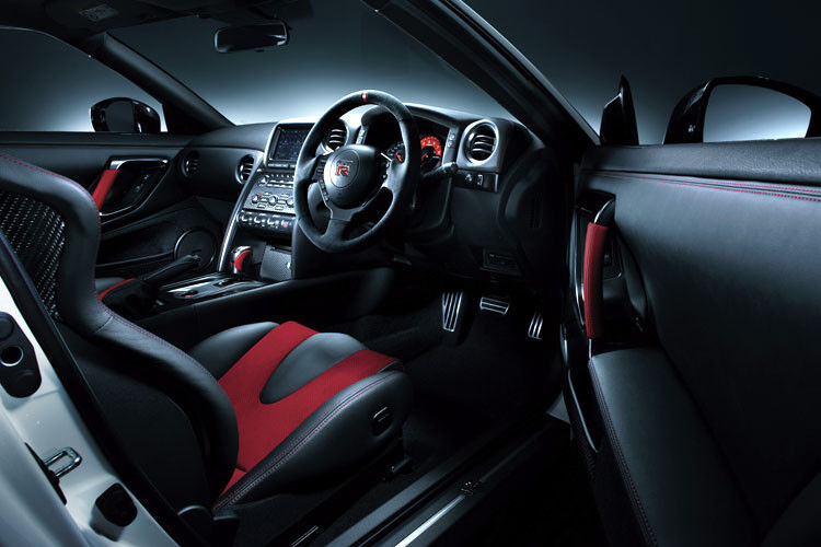 Die ergonomisch zugeschnittenen und verstellbaren Schalensitze von Recaro haben eine Kohlefaser-Verschalung. (Foto: Nissan)