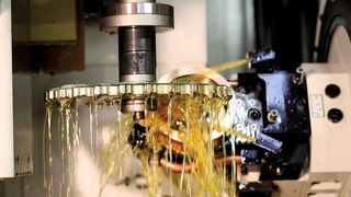 Leistungsfähige Werkzeugschleifmaschinen mit sechs CNC-Achsen können Werkzeuge mit Schneiden aus PKD und anderen Hartwerkstoffen auch erodieren, polieren und automatisch messen. Magazine für bis zu 72 Werkstücke und bis zu sechs Scheibenelektroden und Schleifscheiben ermöglichen den mannarmen Betrieb.  (Bild: Vollmer)