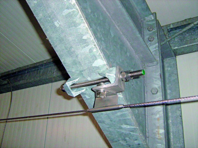 Bild 4: An Kranbahnen empfehlen sich horizontale Sicherungssysteme, die direkt an den Stahl- oder Betonpfeilern befestigt werden.Bilder: ABS Safety (Archiv: Vogel Business Media)