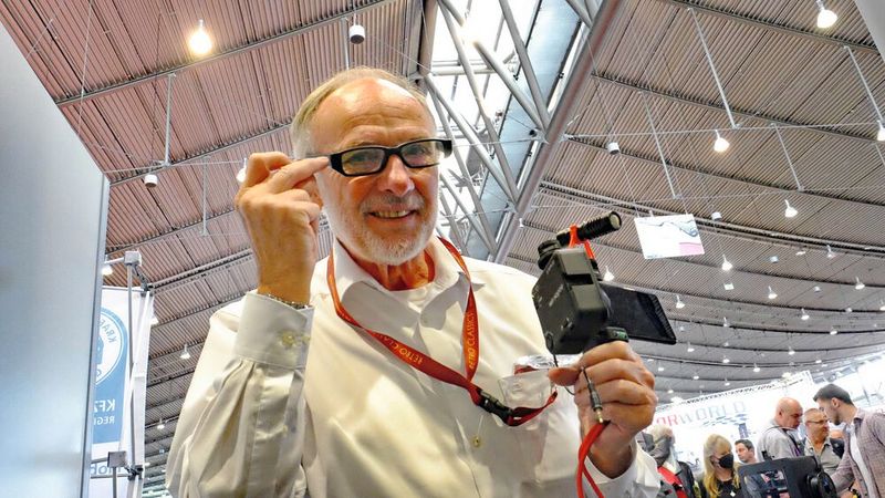 Wilhelm Supper vom Landesverband Baden-Württemberg macht eigene Tutorials mit Kamerabrille und Smartphone rund um das Thema Oldtimer. (Bild: Zietz/»kfz-betrieb«)