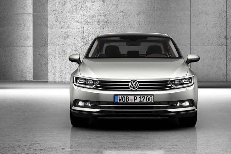 Der im Juli in Berlin vorgestellte neue Passat orientiert sich optisch, technisch und beim Qualitätseindruck eindeutig „nach oben“. (Foto: VW)