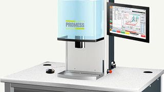 Der Handarbeitsplatz UFM-C-Compact, versenkt in einem elektrisch höhenverstellbarem Arbeitstisch. (Bild: Promess)