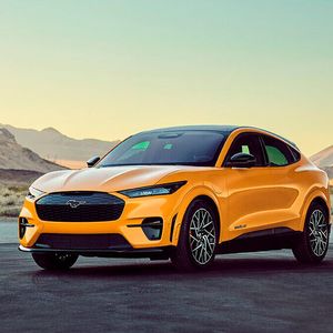 Gewinner der Kategorie Sustainable Product – Vehicle: Ford Motor Company, 2021 Ford Mustang Mach-E  
Der vollelektrische Ford Mustang Mach-E stößt während der Fahrt null CO2 aus. Seine Nachhaltigkeit wird zusätzlich durch eine 100-prozentig vegane Innenausstattung hervorgehoben, die vollkommen auf tierische Produkte verzichtet.
