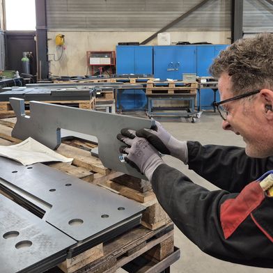 Blechteile mit hoher Komplexität, wechselnden Querschnitten und hoher Zugfestigkeit können jetzt präzise gerichtet werden. (Bild: Dulasta)