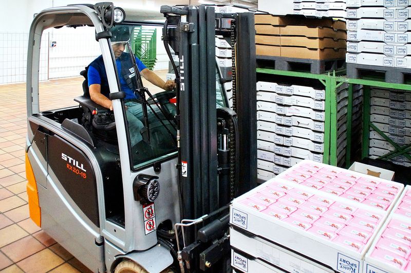 Staplereinsatz im Produktionslager. (Bild: Still)