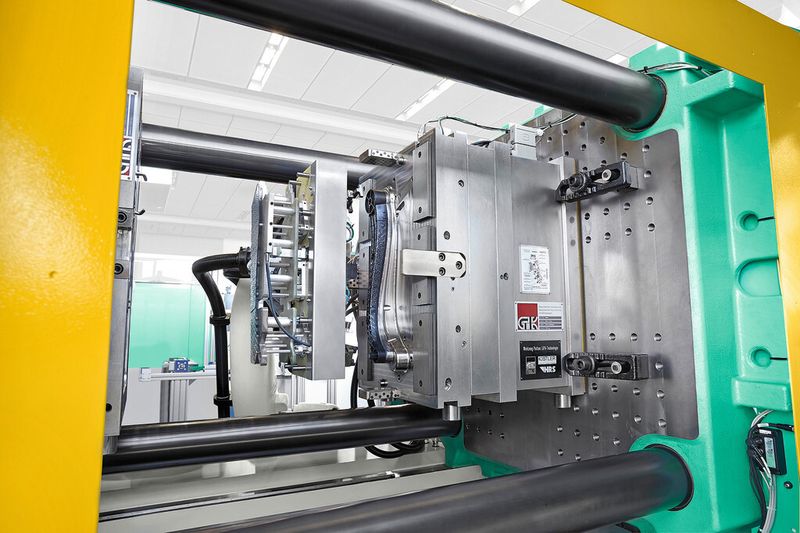 Die ebenen Einleger werden im Greifersystem prozesssicher und materialschonend aufgewärmt und bei genauer Umformtemperatur an das LIPA-Werkzeug übergeben. (Bild: Arburg)