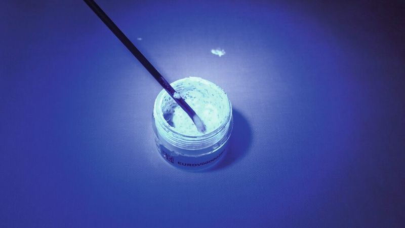 Winzig kleine, fürs menschliche Auge kaum sichtbare Punkte, eingebettet in einen UV-Lack: Mit Microdots lassen sie Oldtimer kodieren und somit Diebe abschrecken.(Bild:  Dominsky – VCG)