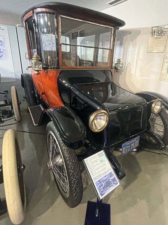 Das Detroit Electric war ein E-Auto der Detroit Electric Car Company. Es wurde von 1907 bis 1930 gebaut und fuhr bis zu 55 km/h schnell. Dieses Exemplar ist der Originalwagen von Laura Celestia Spelman Rockefeller, der Ehefrau von John Davison Rockefeller. (Bild:  Gimm – privat)