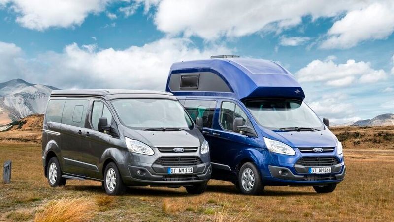 Mit der Umstellung des Basisfahrzeugs vom Ford Transit auf den Ford Transit Custom veränderte sich das Aussehen des Nuggets stark. Zunächst war der neue Nugget nur in der Hochdachversion erhältlich, ab 2015 auch wieder als Aufstelldachvariante. Beim Nugget HD reicht das Hochdach über die Windschutzscheibe hinaus und hat eine kleine Schnauze, wie die meisten großen Wohnmobile. (Bild: Ford)