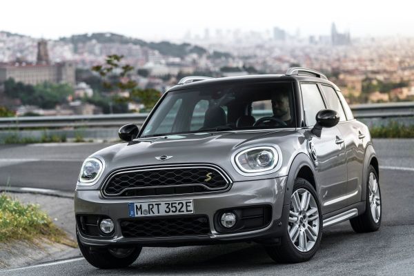 Der MINI Cooper S E Countryman ALL4 ist der erste Mini, bei dem ein Plug-in-Hybrid-Antrieb die Möglichkeit zu rein elektrischer und damit lokal emissionsfreier Mobilität eröffnet. (Mini)