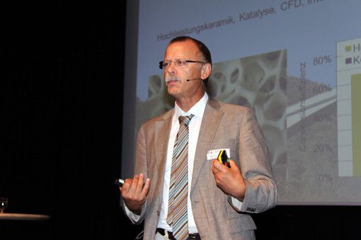Prof. Krug (Direktionsmitglied der Empa) zeigte die Möglichkeiten der Werkstofftechnik auf. (Bild: U. Heiz)