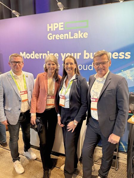 Innovativer Cloud-Service von HPE Greenlake: (v. l.) Frank Hettegger (ALSO), Christiane Franke (HPE), Tina Opitz (ALSO) und Frank Werner (HPE) (Bild: Vogel IT-Medien GmbH)