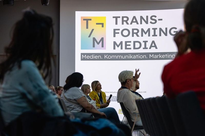 Bereits zum vierten Mal findet die Transforming Media statt. Dieses Jahr mit dem Schwerpunkt auf Künstlicher Intelligenz und deren Auswirkungen auf Medien und Marketing.(Bild:  Johannes Kiefer)