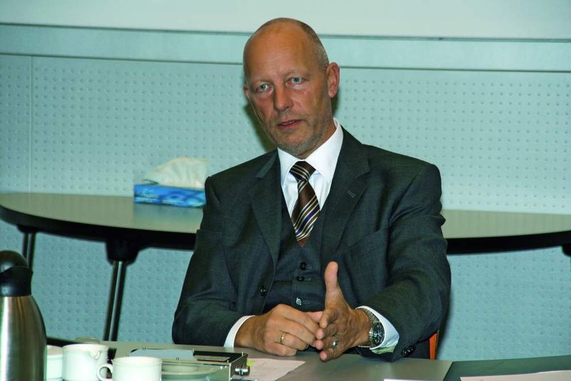 „Wir haben einen Hybrid-Steckverbinder entwickelt, der Energie, Signale und Daten in einem Gehäuse überträgt“, sagt Dr. Joachim Belz von Weidmüller.  Bild: Schäfer (Archiv: Vogel Business Media)