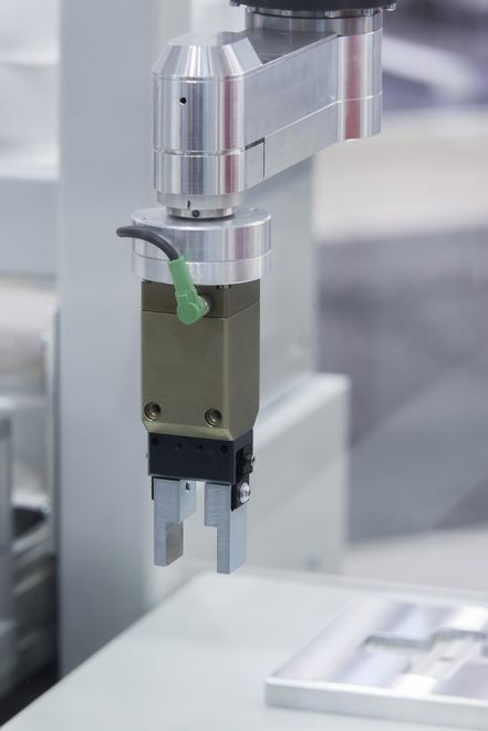 rotaryARM_Greifer_elektrisch_Front ()