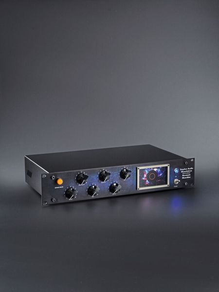 Die Frontplatte besteht aus einer CNC-gefrästen Aluminiumplatte, die im Eloxalbad eingefärbt wird.  (Bild: Bopla Gehäuse Systeme GmbH)