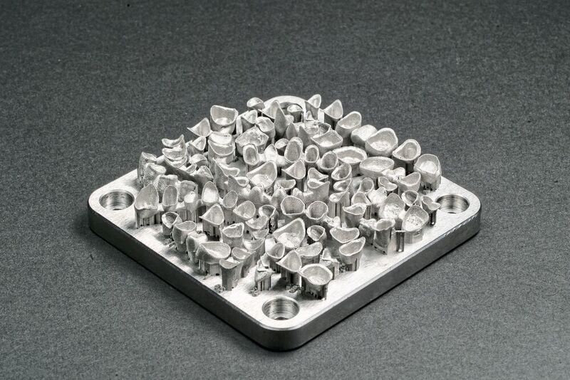 Bis zu 90 Metall-Kronenkäppchen können in vier Stunden auf dem neuen 3D-System DMP-Dental-100 gedruckt werden. (3D Systems )