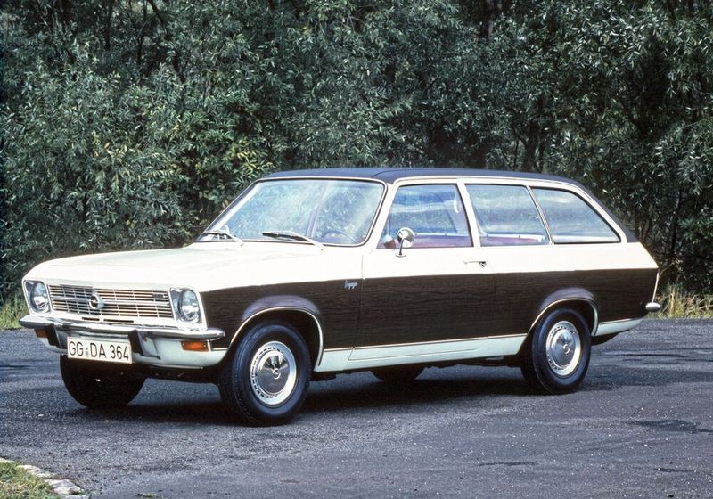 Opel Ascona Voyage: Aus heutiger Sicht mutet der Ascona als Kombi mit zwei Einstiegstüren wie ein kauziger Typ an. In den USA wurde er als Opel und Buick mit einigem Erfolg vertrieben. Hießen die ersten Exemplare noch „Opel Station Wagon“, so wurden sie ab 1973 als „Manta Sport Wagon“ verkauft. Typisch USA: die mit Plastikfolien im Holz-Look beklebten Flanken. (Bild: Opel)