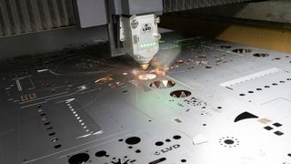Die Euroblech nahm LVD zum Anlass eine Smart Cell für die Blechbearbeitung vorzustellen. Mit dabei war aber auch die produktive Laserschneidmaschine Phoenix LF-3015 mit 20 Kilowatt Leistung (hier bei der Arbeit). Näheres zum LVD-Auftritt erwartet Sie in diesem Beitrag. (Bild: LVD)