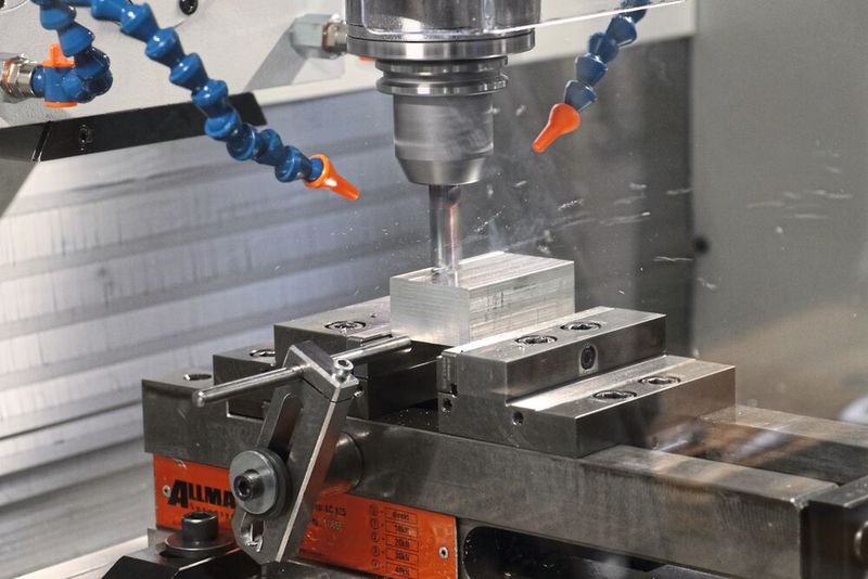 Nach finaler Freigabe durch den Ausbildungsmeister beginnt der Zerspanungsprozess, der gut durch die großen Scheiben der komplett geschlossenen Umhausung betrachtet werden kann. (Bild: FPS Werkzeugmaschinen)