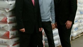 Feddersen-Geschäftsführer Karlheinz Schuster (links), Materialdepån-Marketingleiter Dan Hagström (Mitte) und Materialdepån-Geschäftsführer Torbjörn Egerhag nach der Vertragsunterzeichnung. (Archiv: Vogel Business Media)