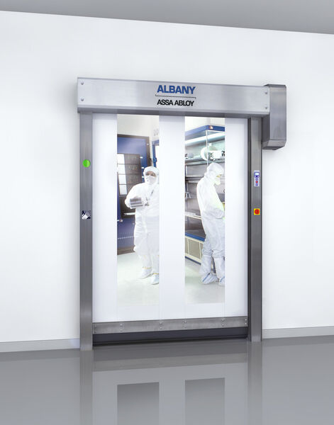 For a low rate of air exchange and resource-conserving work at the interface between cleanrooms and the “normal world”: a rapid roll door in compliance with DIN EN ISO 14644-1 and GMP. (Bild: Albany Door Systems)